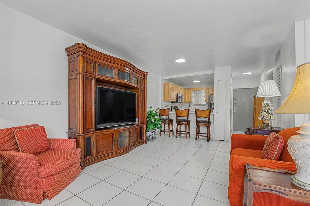 Active With Contract: $2,200 (1 beds, 1 baths, 904 Square Feet)