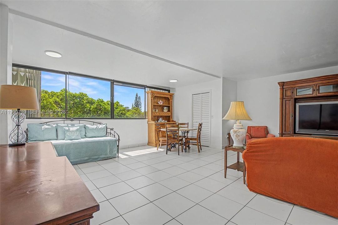 Active With Contract: $2,200 (1 beds, 1 baths, 904 Square Feet)