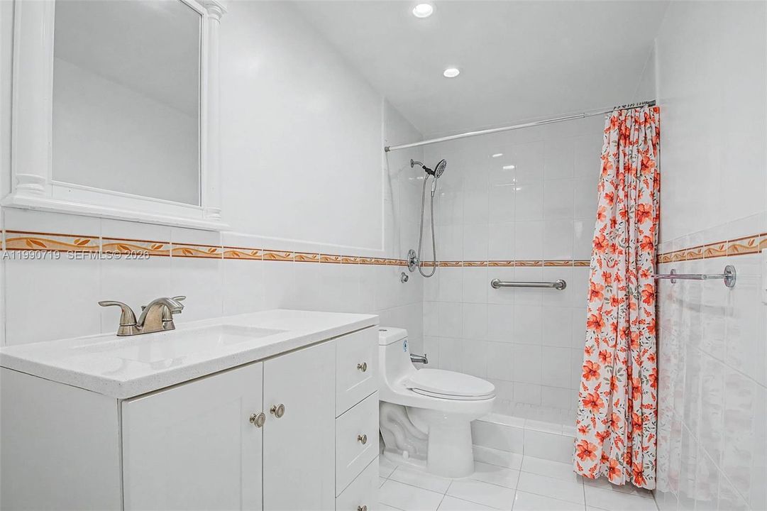 Active With Contract: $2,200 (1 beds, 1 baths, 904 Square Feet)