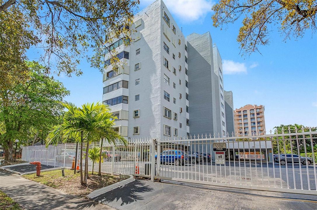 Active With Contract: $2,200 (1 beds, 1 baths, 904 Square Feet)