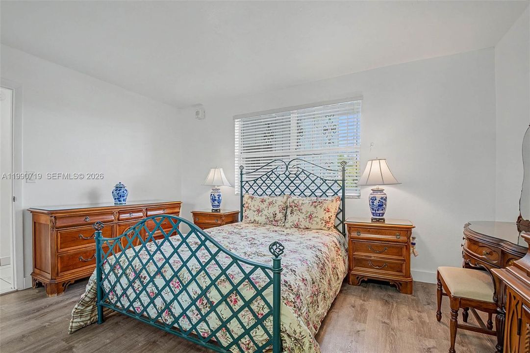 Active With Contract: $2,200 (1 beds, 1 baths, 904 Square Feet)