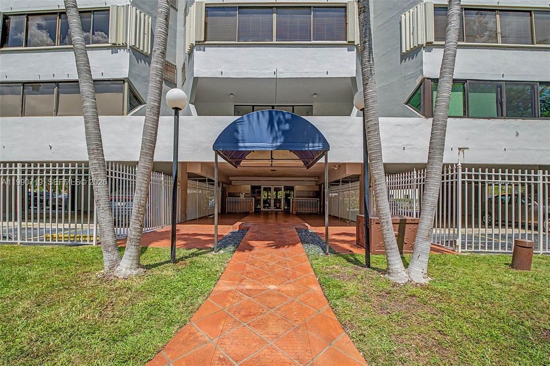 Active With Contract: $2,200 (1 beds, 1 baths, 904 Square Feet)
