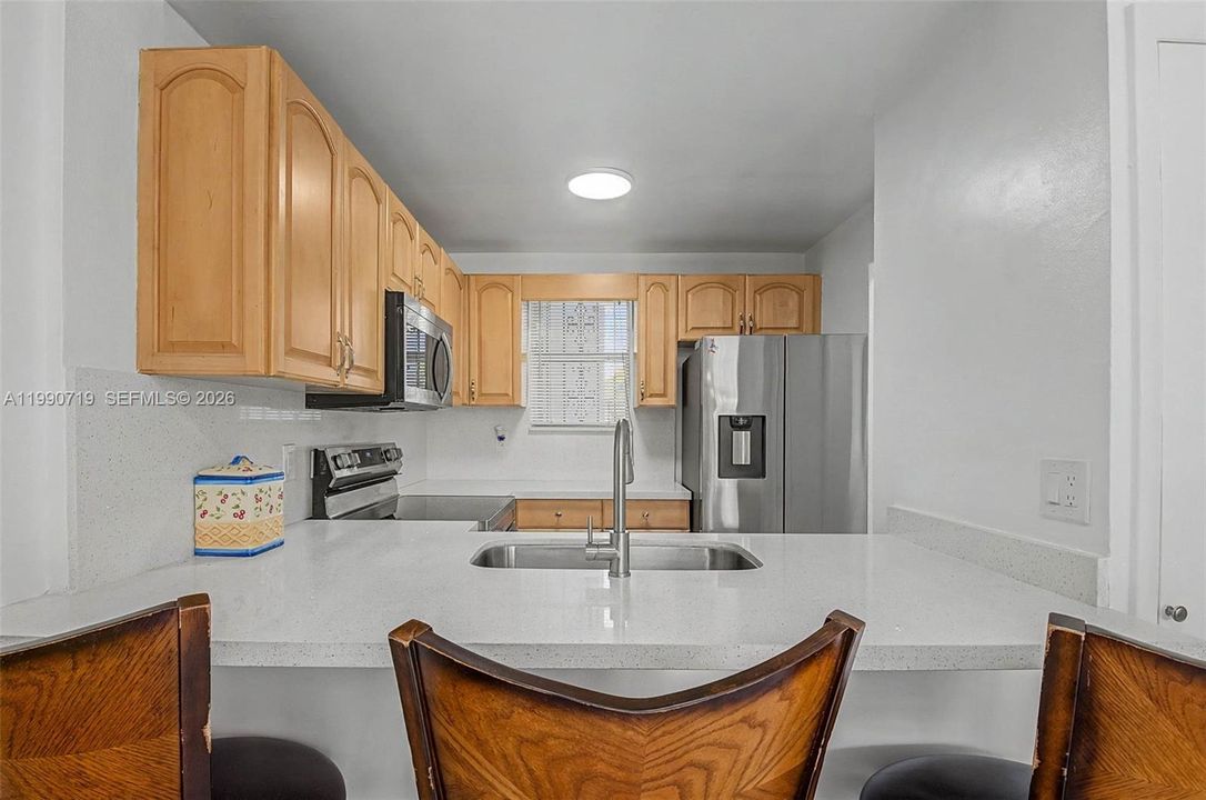 Active With Contract: $2,200 (1 beds, 1 baths, 904 Square Feet)