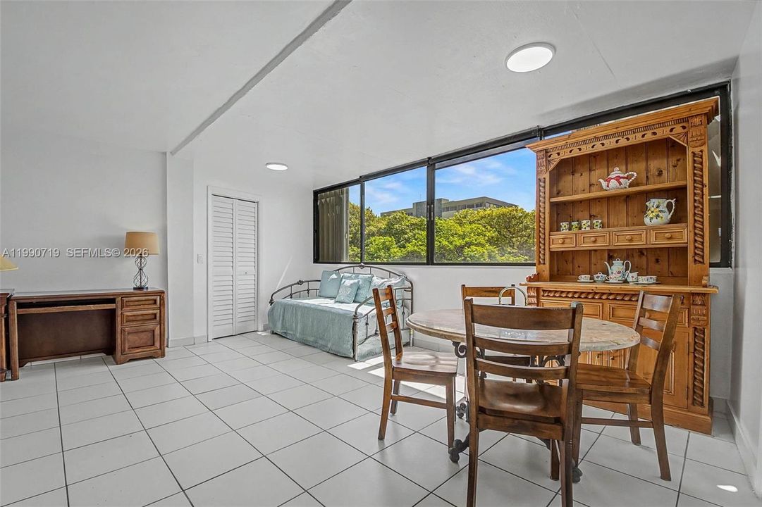 Active With Contract: $2,200 (1 beds, 1 baths, 904 Square Feet)