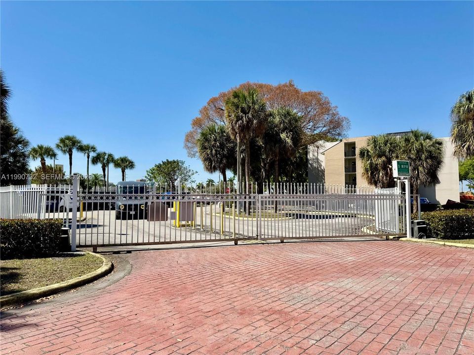 На продажу: $275,000 (2 спален, 2 ванн, 982 Квадратных фут)