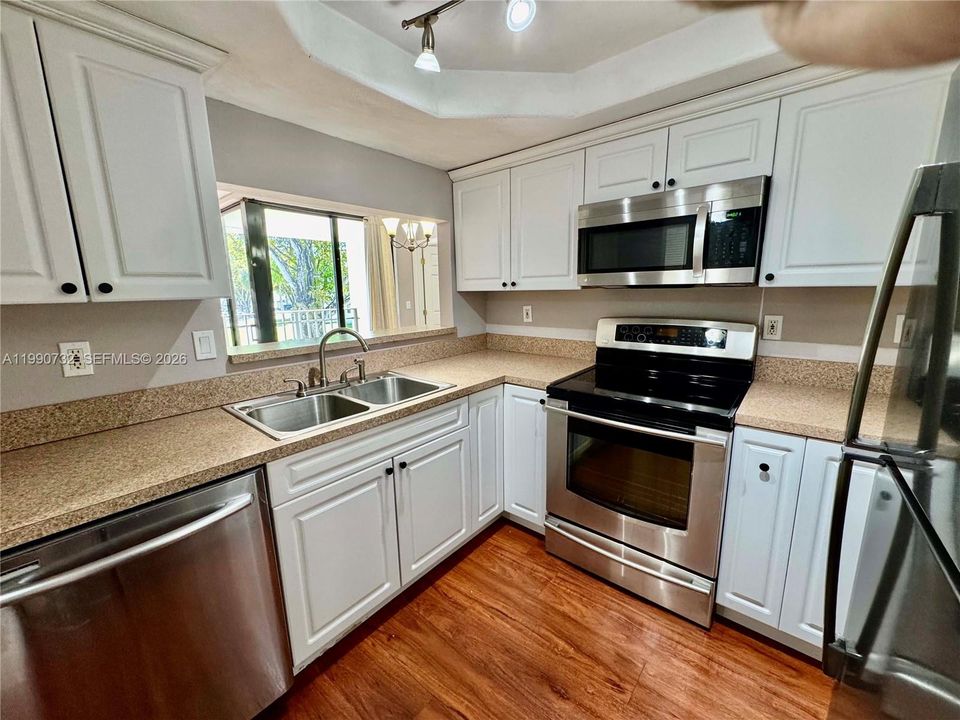 На продажу: $275,000 (2 спален, 2 ванн, 982 Квадратных фут)