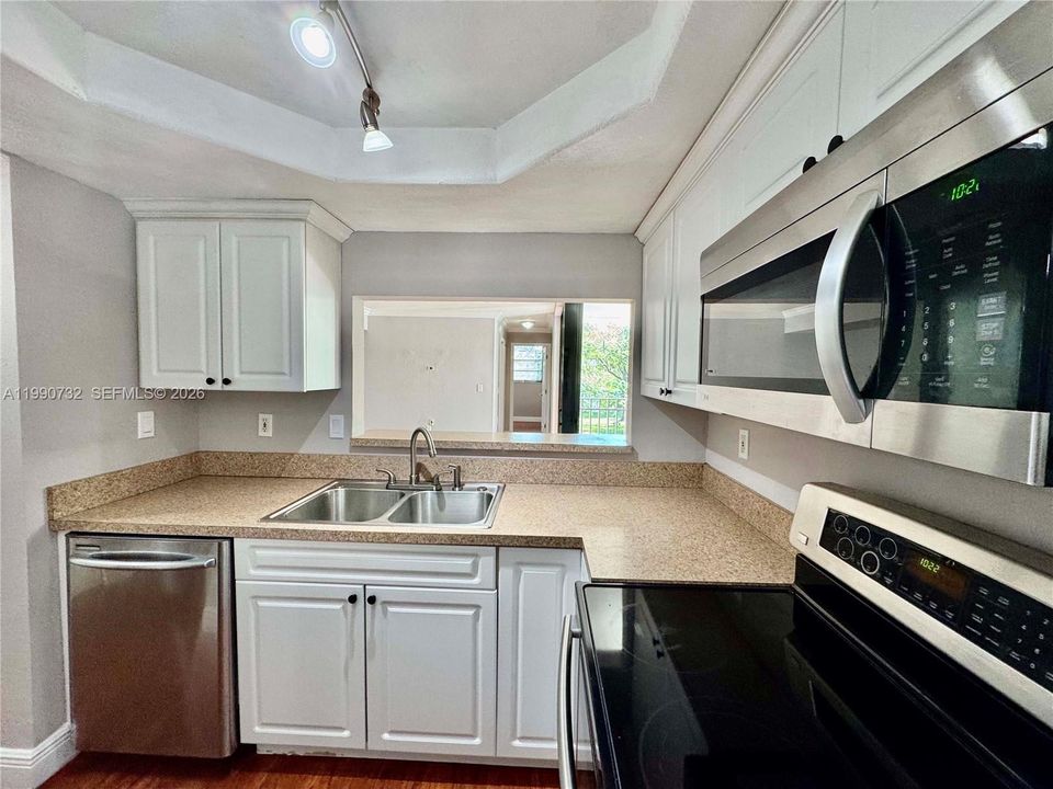 На продажу: $275,000 (2 спален, 2 ванн, 982 Квадратных фут)