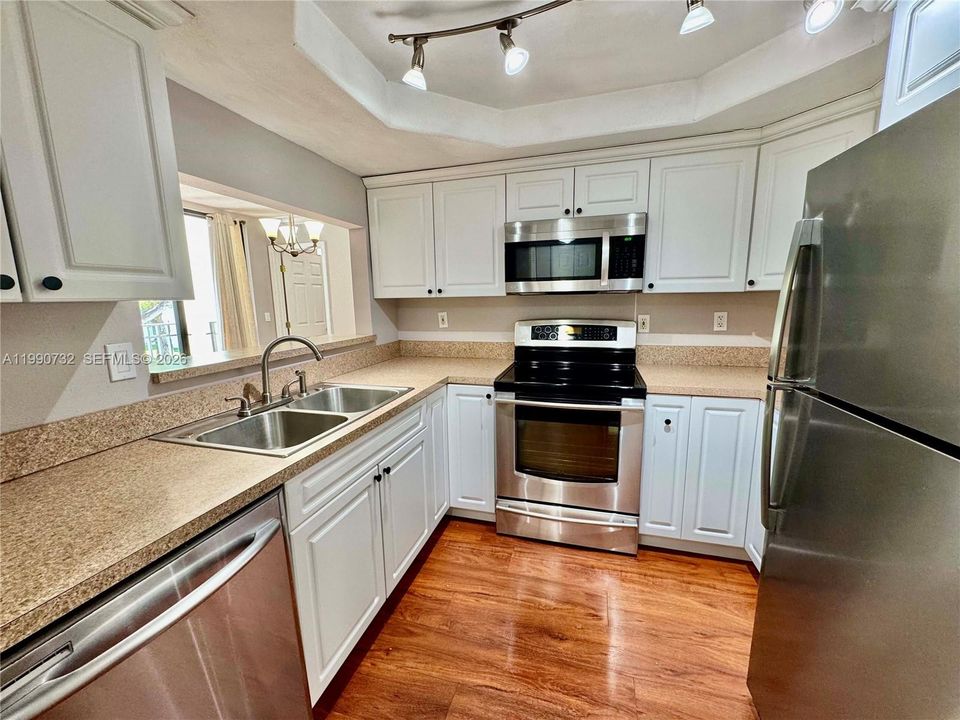 На продажу: $275,000 (2 спален, 2 ванн, 982 Квадратных фут)