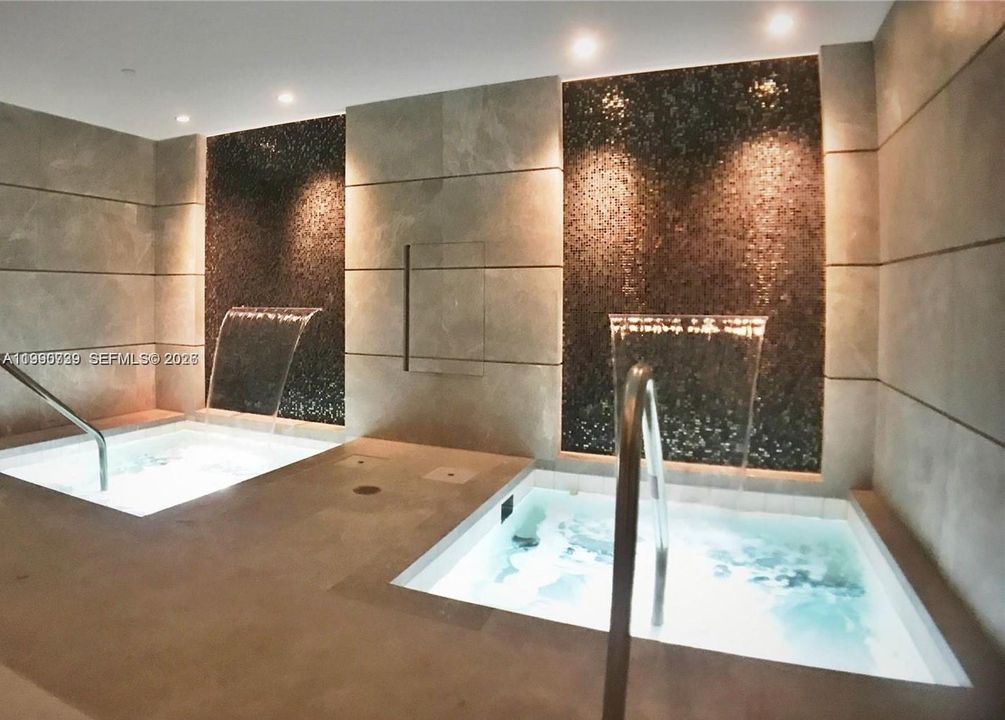 Active With Contract: $4,200 (1 beds, 1 baths, 975 Square Feet)