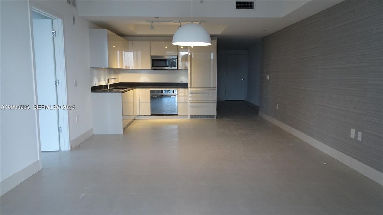 Active With Contract: $4,200 (1 beds, 1 baths, 975 Square Feet)