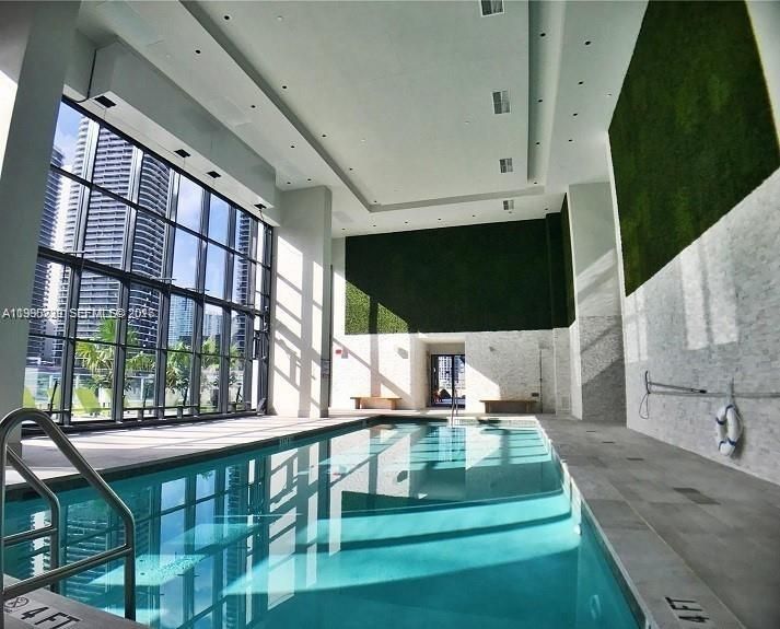 Active With Contract: $4,200 (1 beds, 1 baths, 975 Square Feet)