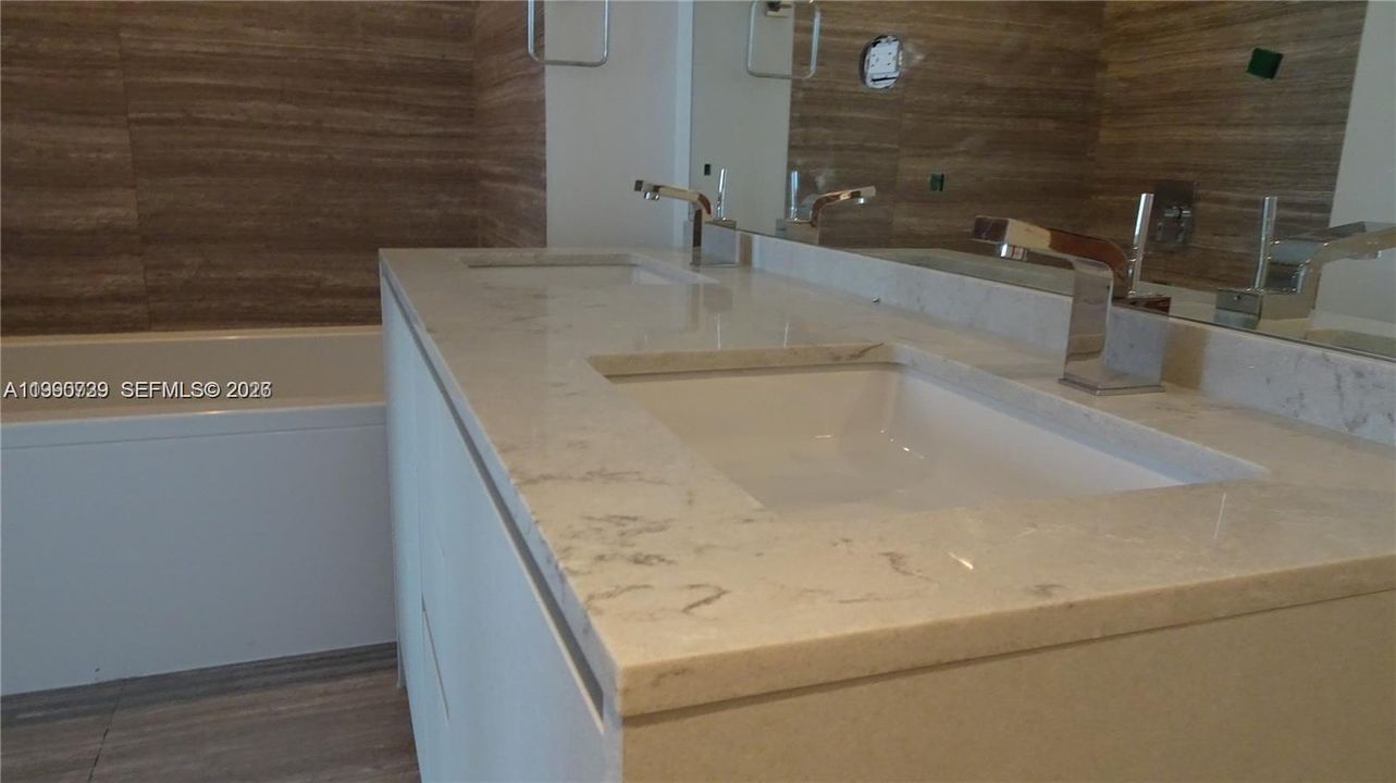 Active With Contract: $4,200 (1 beds, 1 baths, 975 Square Feet)