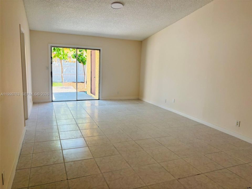 待售: $324,900 (2 贝兹, 2 浴室, 952 平方英尺)