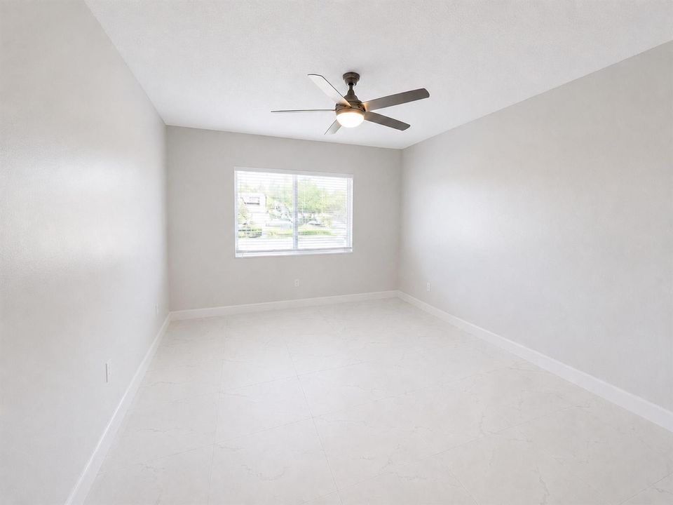 04_empty_bedroom