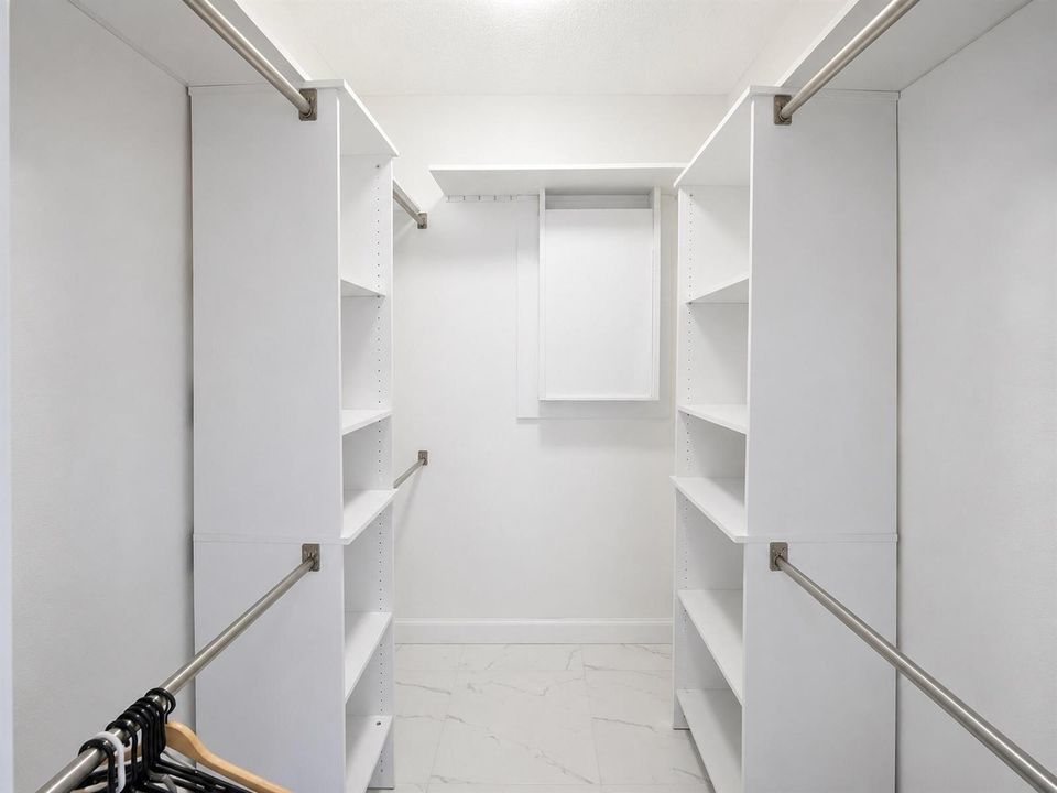 01_walk_in_closet