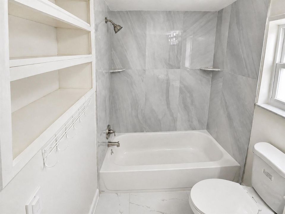 05_bathroom_tub_shelves