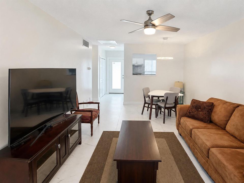 07_living_room_tv_view