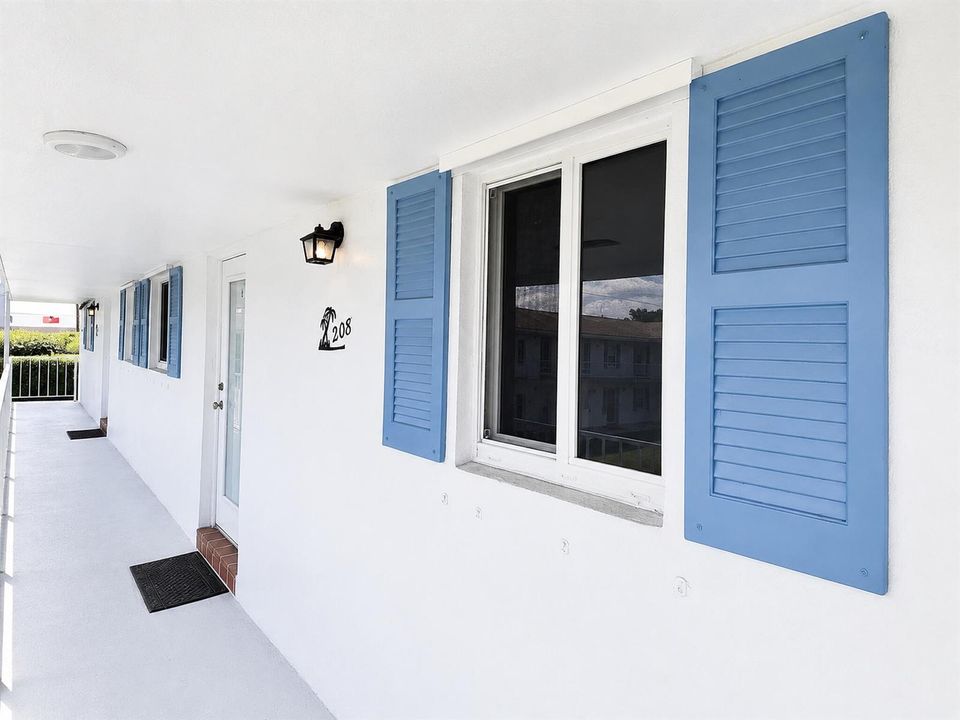 09_exterior_corridor_window