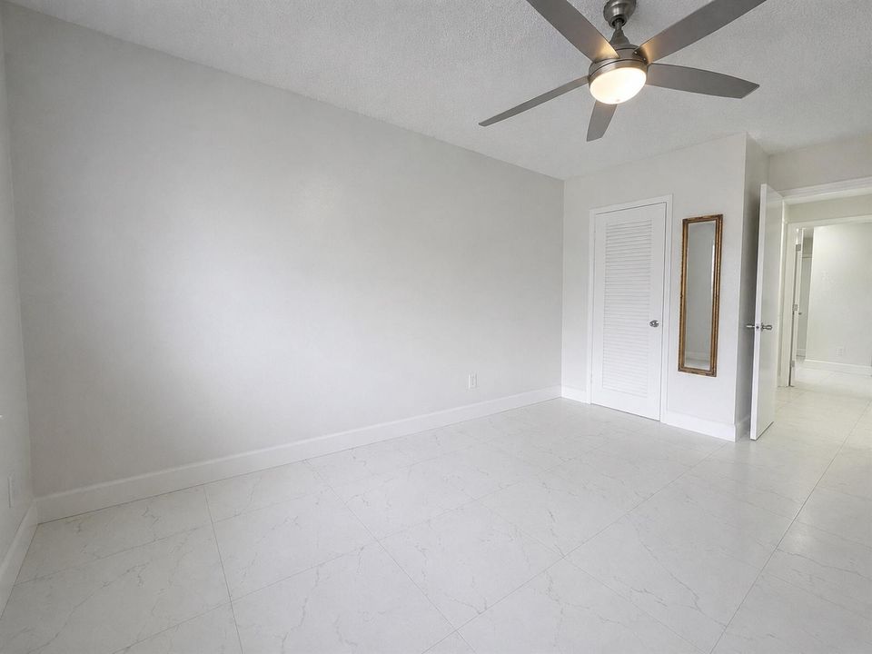 03_empty_bedroom_door_view