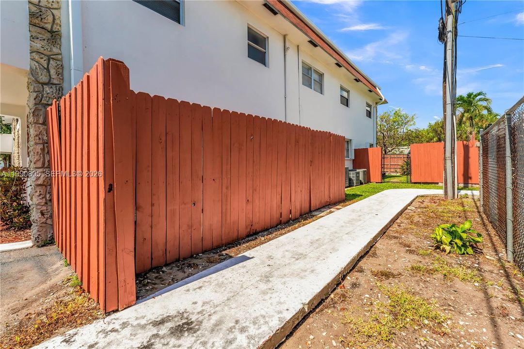 For Sale: $175,000 (2 beds, 2 baths, 855 Square Feet)