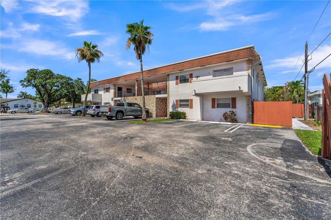 For Sale: $175,000 (2 beds, 2 baths, 855 Square Feet)