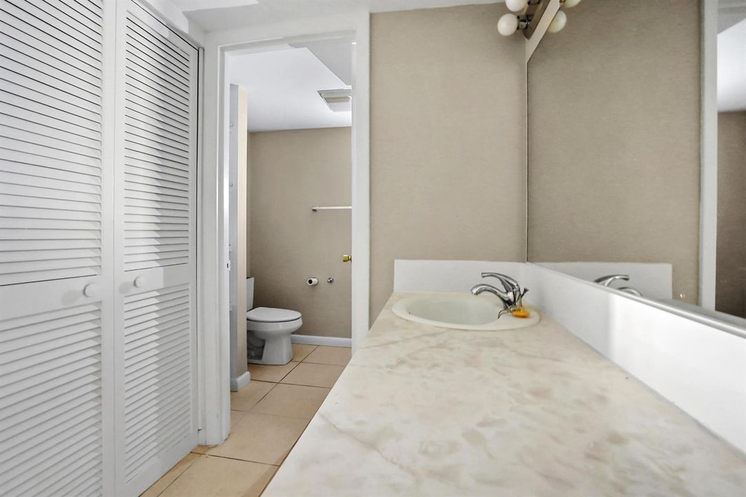11 Bathroom 02