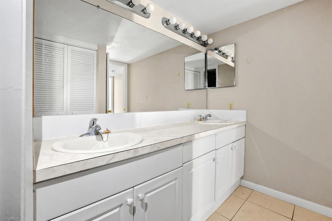 10 Bathroom 01