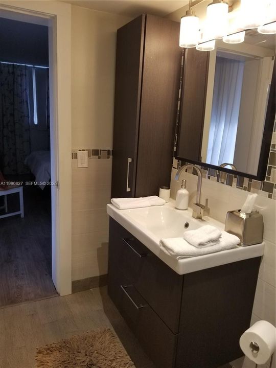 На продажу: $310,000 (2 спален, 1 ванн, 840 Квадратных фут)