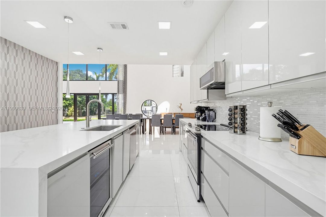 For Sale: $5,855,000 (6 beds, 5 baths, 6128 Square Feet)