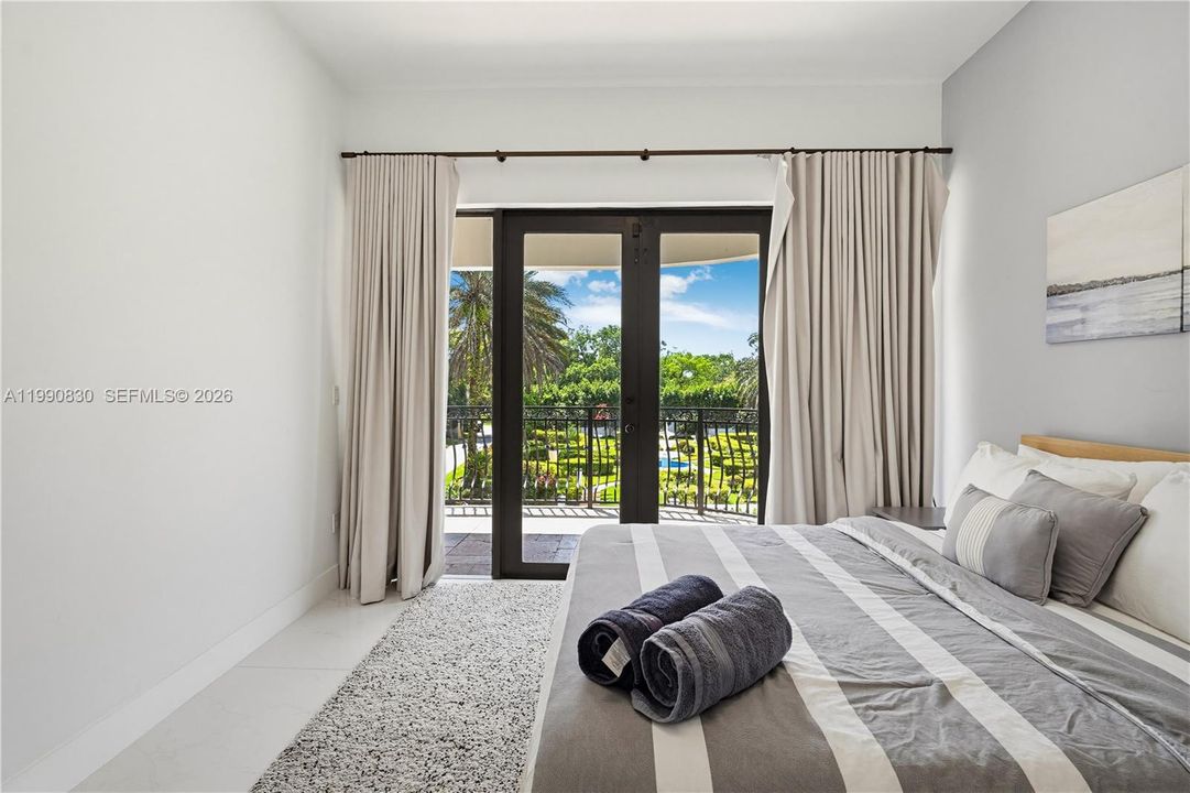 For Sale: $5,855,000 (6 beds, 5 baths, 6128 Square Feet)