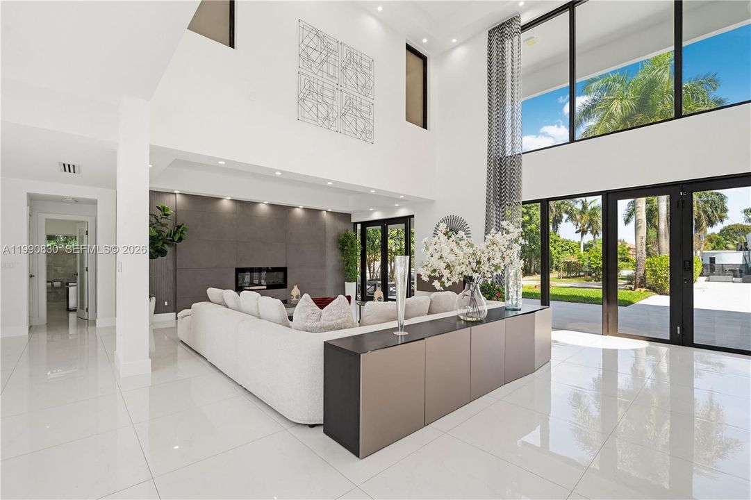 For Sale: $5,855,000 (6 beds, 5 baths, 6128 Square Feet)