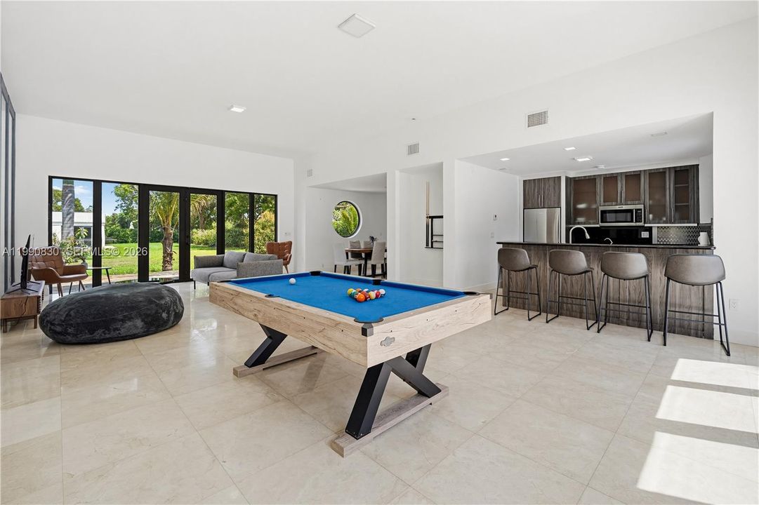 For Sale: $5,855,000 (6 beds, 5 baths, 6128 Square Feet)