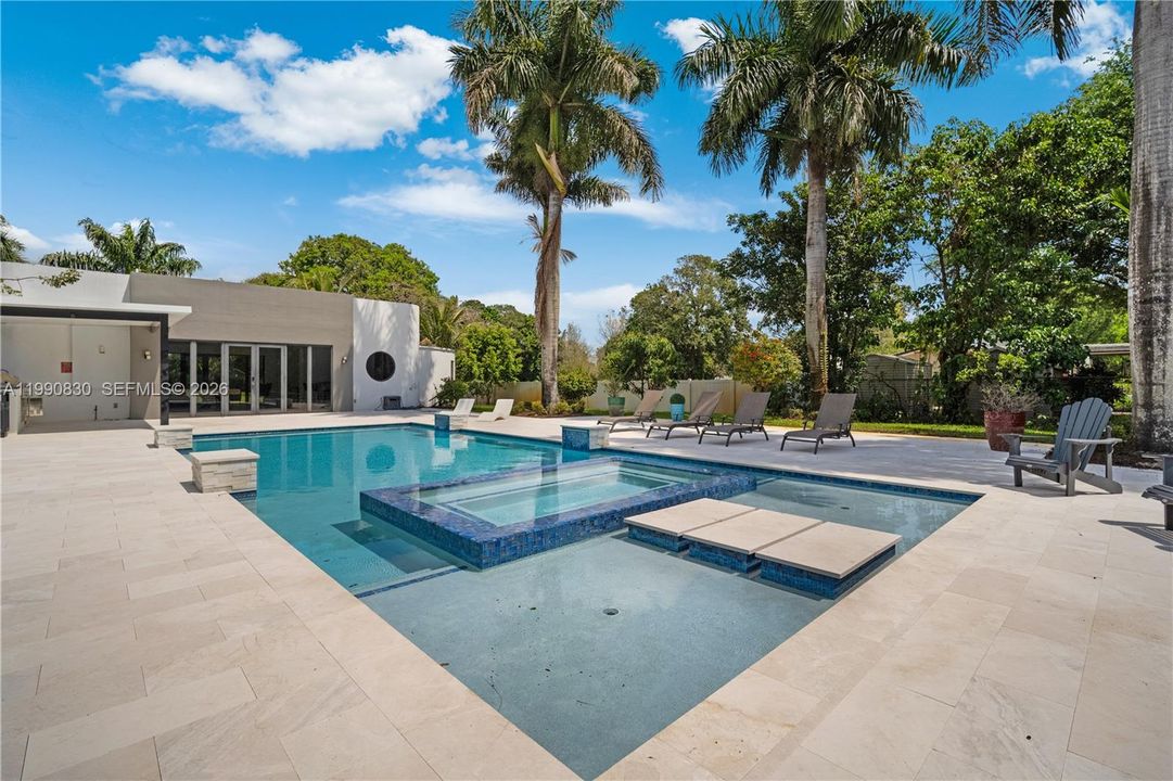 For Sale: $5,855,000 (6 beds, 5 baths, 6128 Square Feet)