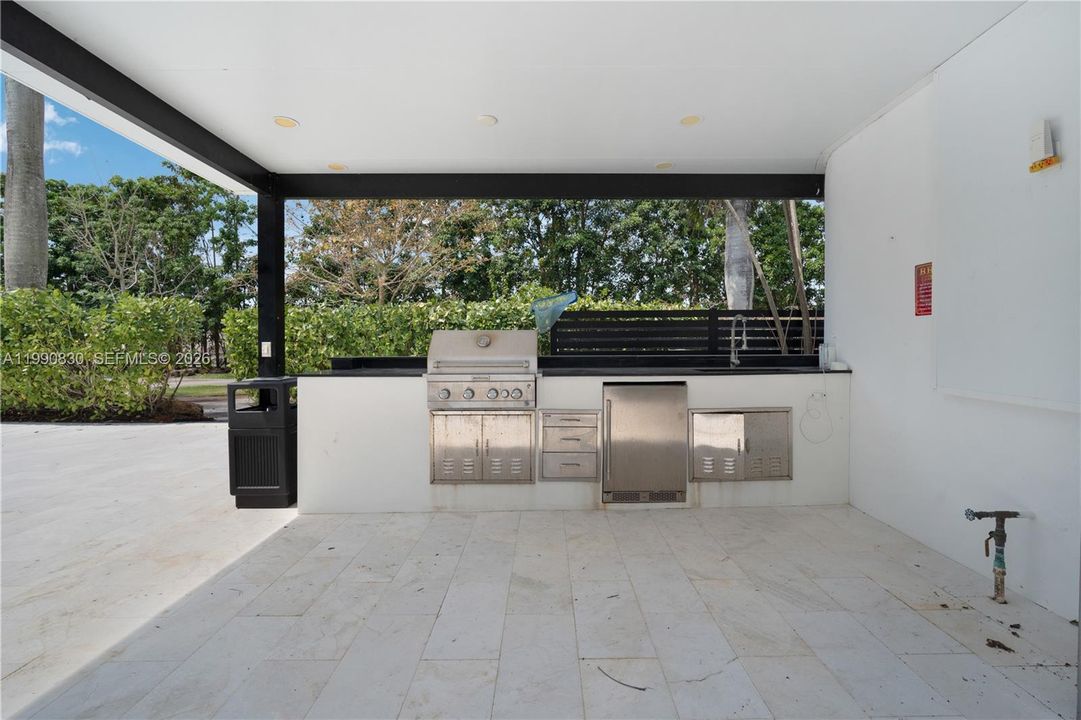 For Sale: $5,855,000 (6 beds, 5 baths, 6128 Square Feet)