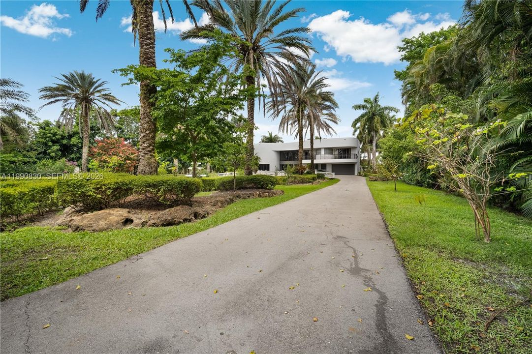 For Sale: $5,855,000 (6 beds, 5 baths, 6128 Square Feet)