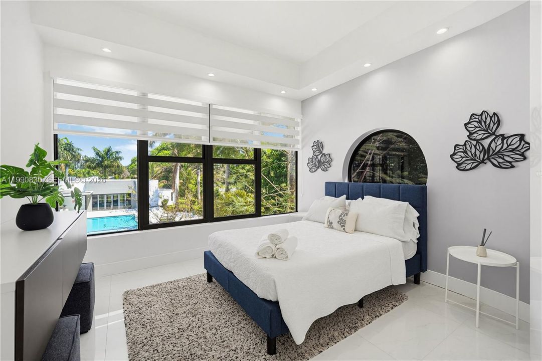 For Sale: $5,855,000 (6 beds, 5 baths, 6128 Square Feet)