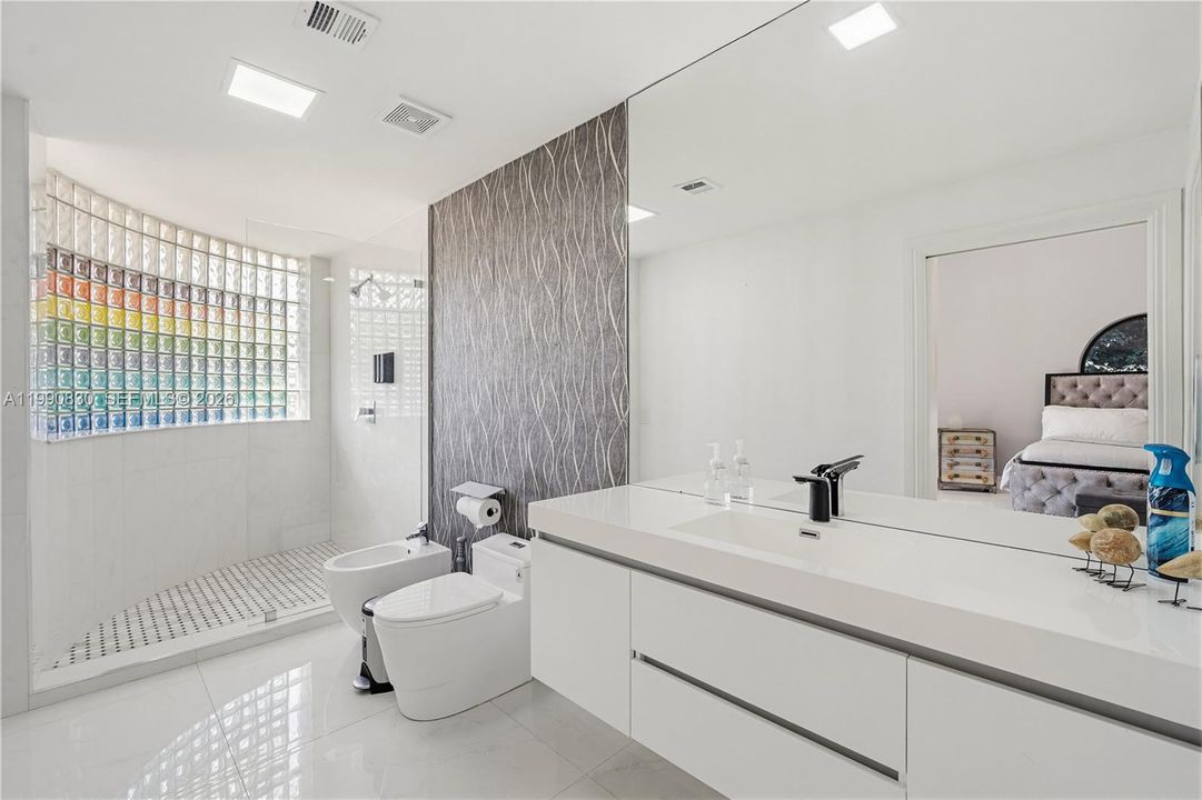 For Sale: $5,855,000 (6 beds, 5 baths, 6128 Square Feet)