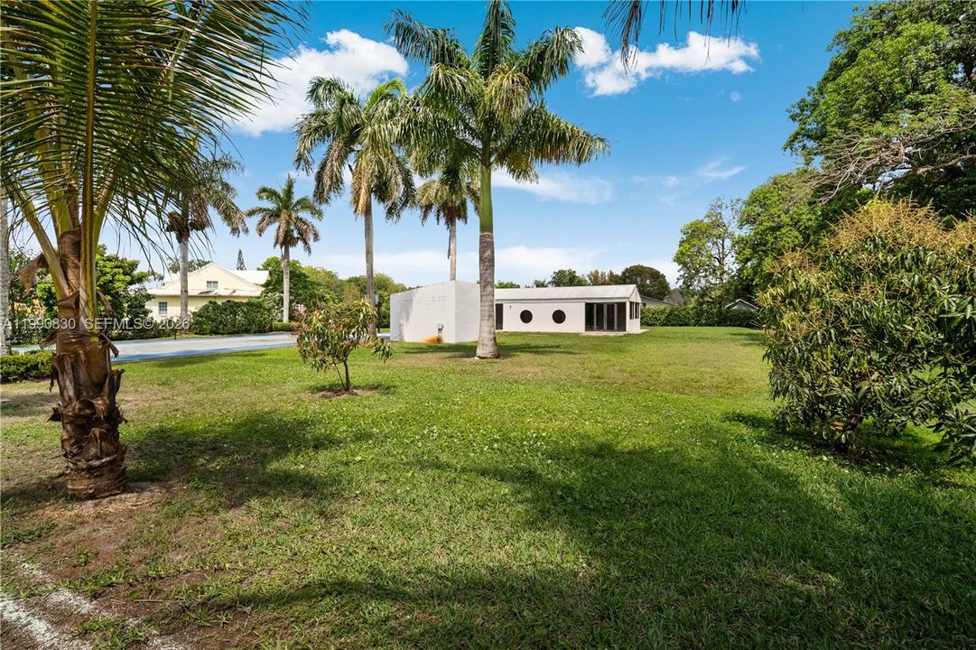 For Sale: $5,855,000 (6 beds, 5 baths, 6128 Square Feet)