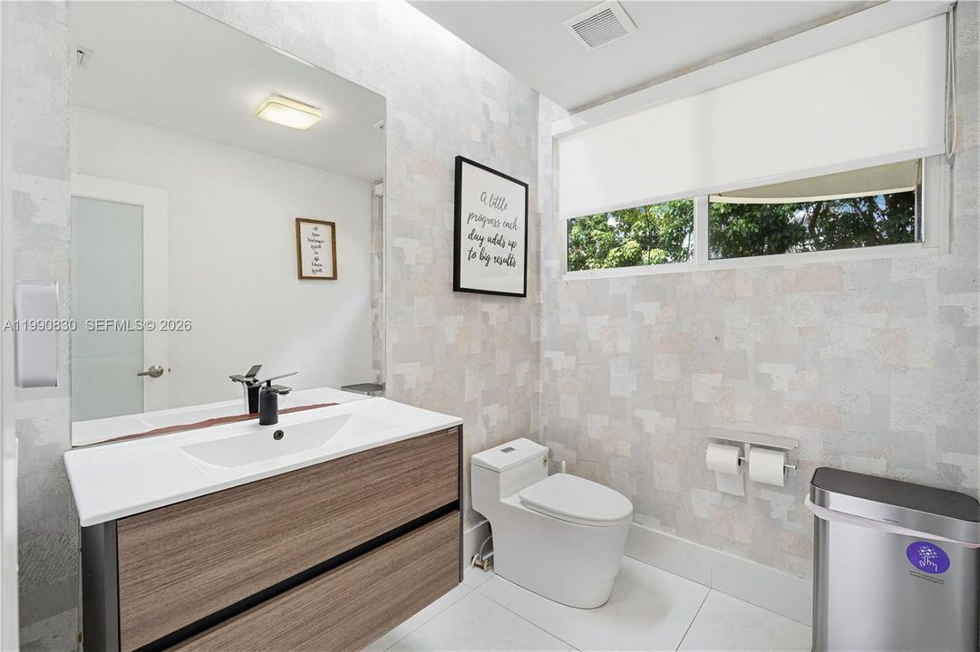 For Sale: $5,855,000 (6 beds, 5 baths, 6128 Square Feet)