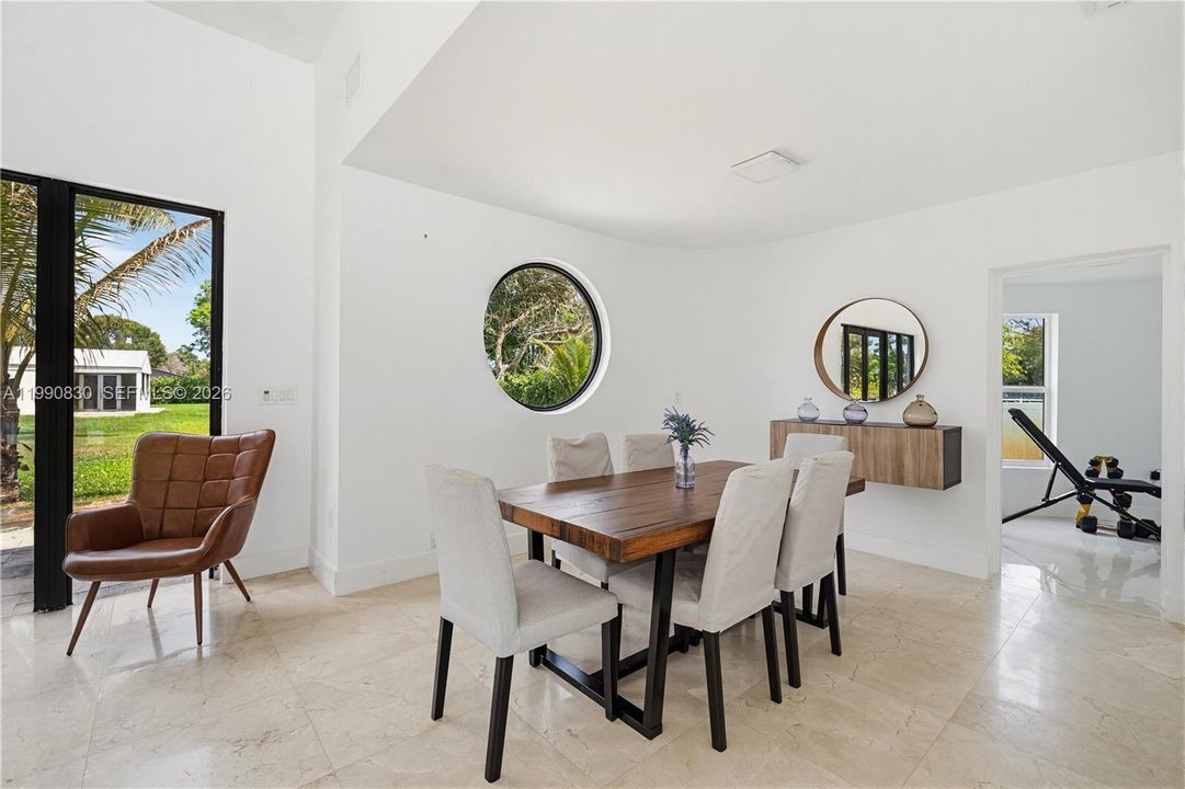 For Sale: $5,855,000 (6 beds, 5 baths, 6128 Square Feet)
