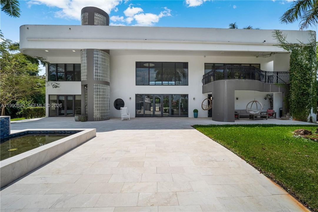 For Sale: $5,855,000 (6 beds, 5 baths, 6128 Square Feet)