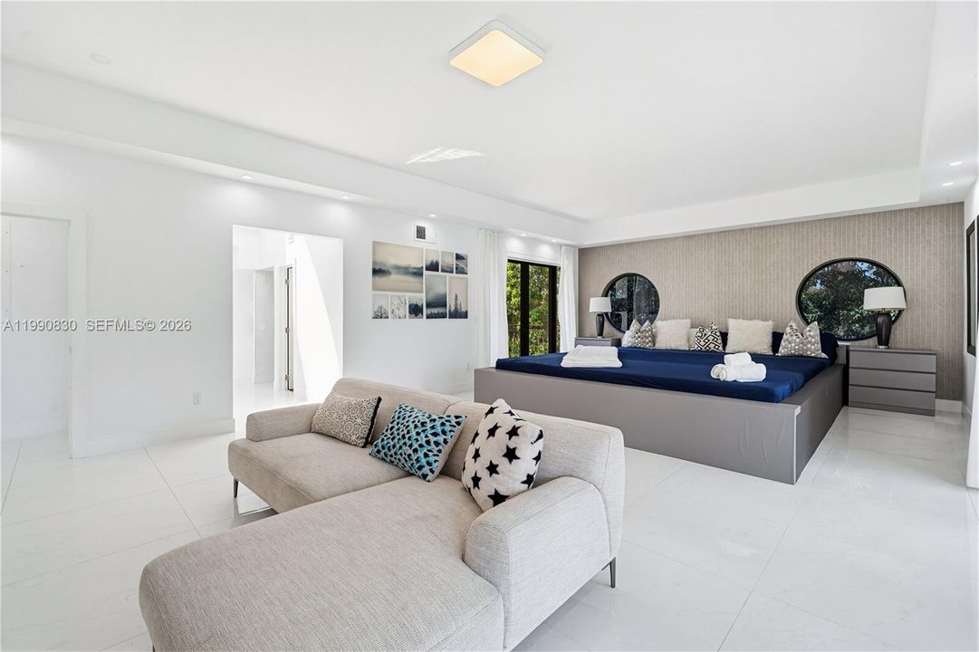 For Sale: $5,855,000 (6 beds, 5 baths, 6128 Square Feet)