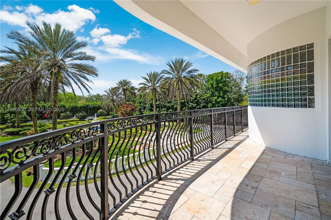 For Sale: $5,855,000 (6 beds, 5 baths, 6128 Square Feet)