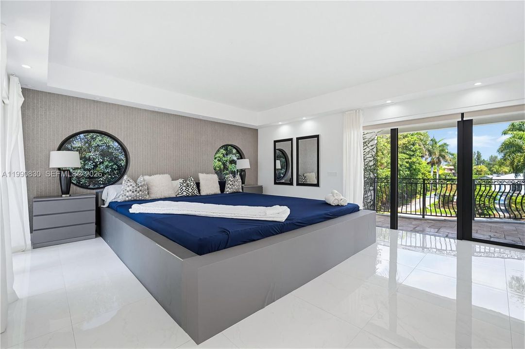 For Sale: $5,855,000 (6 beds, 5 baths, 6128 Square Feet)