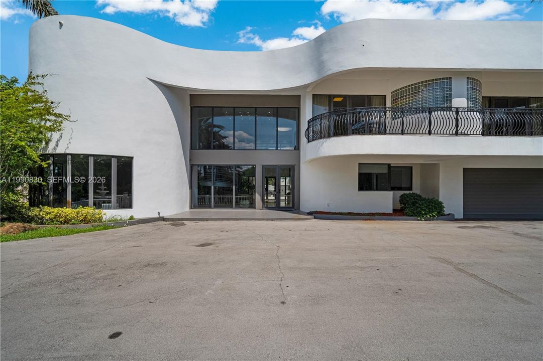 For Sale: $5,855,000 (6 beds, 5 baths, 6128 Square Feet)