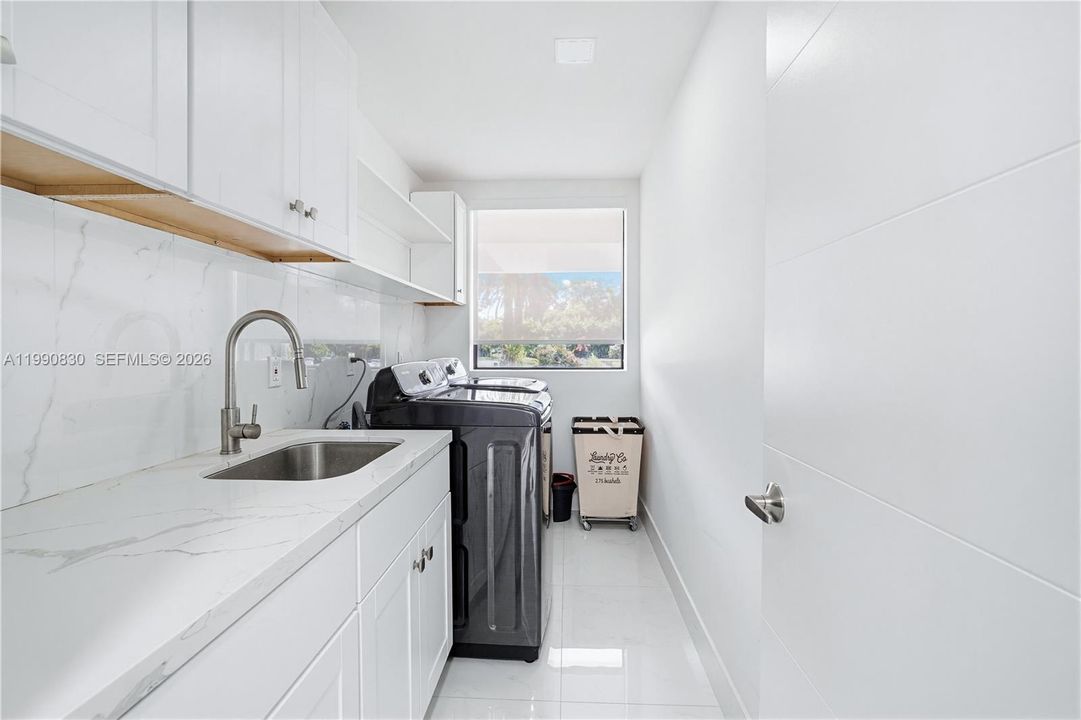 For Sale: $5,855,000 (6 beds, 5 baths, 6128 Square Feet)