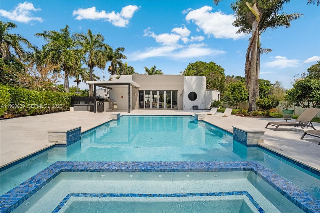 For Sale: $5,855,000 (6 beds, 5 baths, 6128 Square Feet)