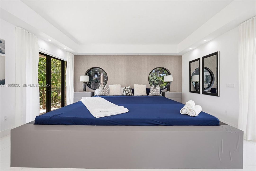 For Sale: $5,855,000 (6 beds, 5 baths, 6128 Square Feet)
