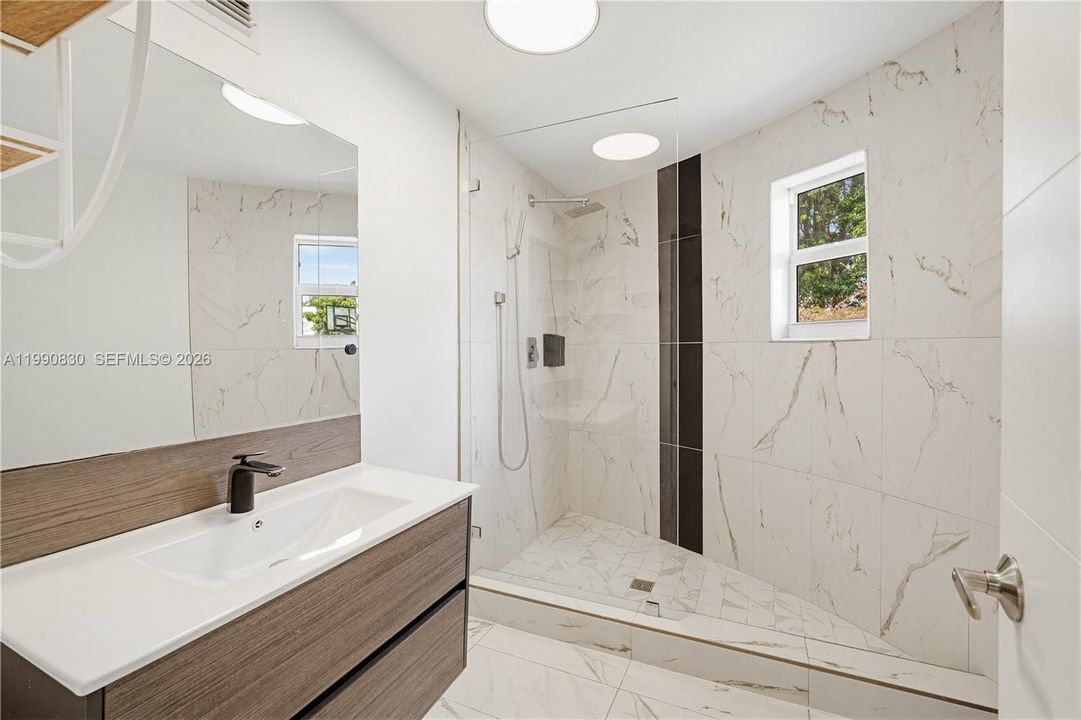 For Sale: $5,855,000 (6 beds, 5 baths, 6128 Square Feet)