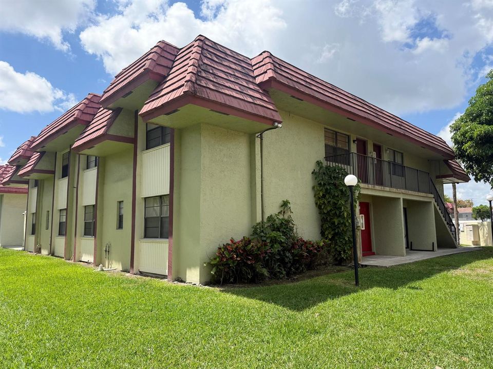 Front Exterior Corner Unit